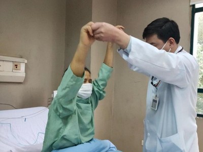 Bác sĩ hướng dẫn bệnh nhân tập luyện hậu Covid. (Ảnh: KT)