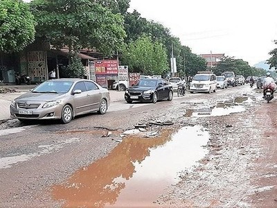 Quốc lộ 31 xuống cấp trầm trọng, khiến việc lưu thông của các phương tiện gặp rất nhiều khó khăn. (Nguồn: baoxaydung)