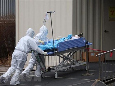 Nhân viên y tế chuyển bệnh nhân COVID-19 tại trung tâm y tế ở Seoul, Hàn Quốc ngày 14/3/2022. (Ảnh: YONHAP/TTXVN).