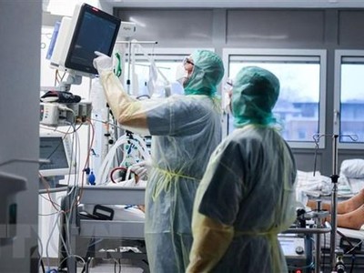 Điều trị cho bệnh nhân nhiễm COVID-19 tại bệnh viện ở Bochum, Đức. (Ảnh: AFP/TTXVN).