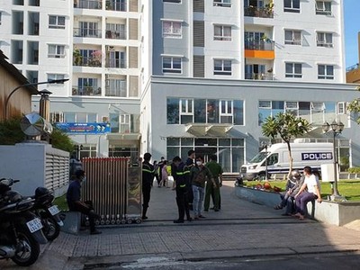 Hiện trường khu chung cư có căn hộ cháy được phong tỏa để điều tra. (Nguồn: plo.vn).