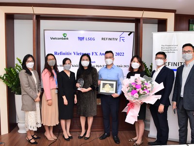 Đại diện Refinitiv trao Giải thưởng Refinitiv Vietnam FX Award cho đại diện Vietcombank – bà Hoàng Diễm Thùy – Trưởng phòng Kinh doanh vốn (thứ 5 từ phải sang) và bộ phận FX Vietcombank.