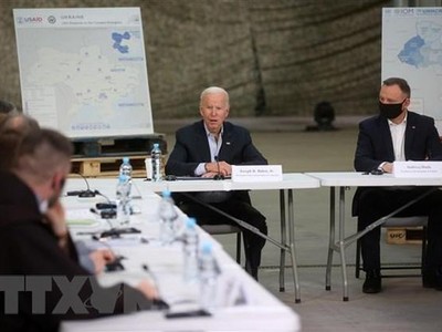 Tổng thống Ba Lan Andrzej Duda (phải) và Tổng thống Mỹ Joe Biden (thứ 2, phải) trong cuộc gặp đại diện các tổ chức phi chính phủ đang hỗ trợ người sơ tán từ Ukraine, tại Rzeszow, ngày 25/3/2022. (Ảnh: PAP/TTXVN).