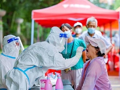 Nhân viên y tế lấy mẫu xét nghiệm COVID-19 cho người dân tại tỉnh Giang Tô (Trung Quốc), ngày 9/8/2021. (Ảnh: THX/TTXVN).