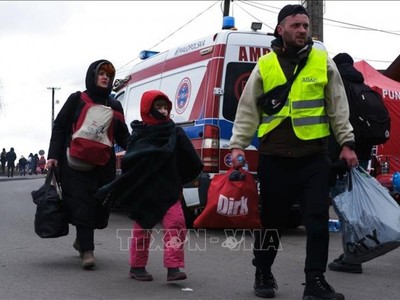 Một tình nguyện viên hỗ trợ người tị nạn Ukraine tại Medyka, Ba Lan.