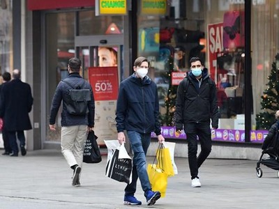 Người dân mua hàng tại London, Anh. (Ảnh: AFP/TTXVN).