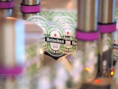 Biểu tượng Heineken tại dây chuyền sản xuất bia ở Schiltigheim, miền đông nước Pháp. (Ảnh: AFP/TTXVN)