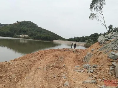 Diện tích lấn chiếm trái phép tại hồ Trại Trâu (Ảnh: Nhân Dân).