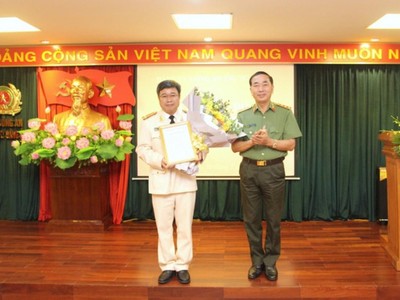 Thứ trưởng Trần Quốc Tỏ trao Quyết định của Ban Bí thư và chúc mừng Đại tá Lê Minh Hà.