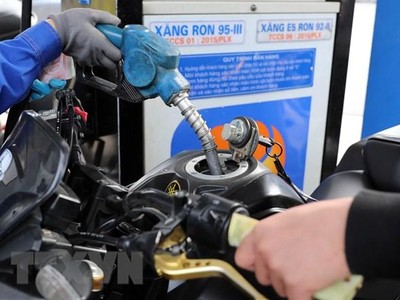 Mua bán xăng dầu tại cửa hàng kinh doanh xăng dầu Petrolimex trên đường Trần Quang Khải, Hà Nội. (Ảnh: Trần Việt/TTXVN)