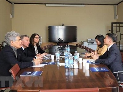 Thương vụ Việt Nam tại Italia làm việc với chính quyền cảng La Spezia. (Ảnh: Dương Hoa-Hải Linh/TTXVN).