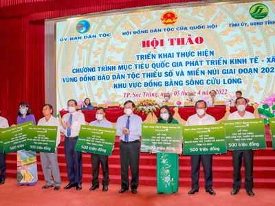 Ủy viên Bộ Chính trị, Phó Thủ tướng thường trực Chính phủ Phạm Bình Minh (thứ 5 từ phải sang) và Ủy viên Bộ Chính trị, Phó Chủ tịch thường trực Quốc hội Trần Thanh Mẫn (thứ 5 từ trái sang) trao kinh phí hỗ trợ của Vietcombank cho đại diện 9 tỉnh Đồng bằng Sông Cửu Long để hỗ trợ các hộ gia đình.người dân tộc thiểu số nghèo