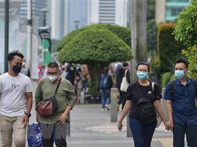 Người dân đeo khẩu trang phòng dịch COVID-19 tại Jakarta, Indonesia. (Ảnh: THX/ TTXVN).