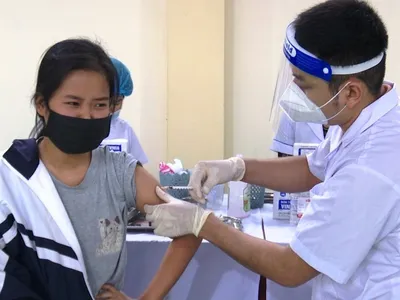 Học sinh huyện Thanh Liêm, tỉnh Hà Nam tiêm phòng vaccine phòng Covid-19 (Ảnh: Đức Văn).
