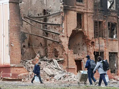 Tòa nhà bị phá hủy sau các cuộc giao tranh ở Mariupol, Ukraine (Ảnh: Reuters).