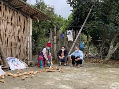 Cán bộ xã Đại Dực, huyện Tiên Yên (giữa) tuyên truyền đến người dân về phương án sắp xếp, sáp nhập 2 thôn Khe Quang, Khe Léng. (Nguồn: baoquangninh.com.vn)