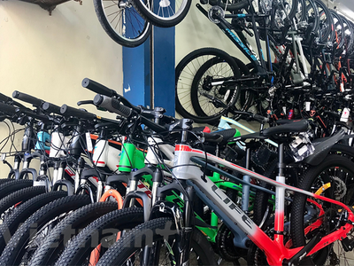 Nhiều chủ cửa hàng cho biết năm nay giá xe đạp tăng khoảng 30-35%, người tiêu dùng cũng có xu hướng thắt chặt chi tiêu khiến lượng khách không ‘dồi dào’ như mọi năm. (Ảnh: Việt Anh/Vietnam+).