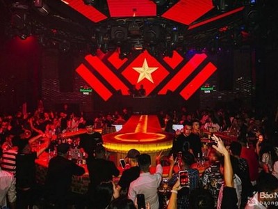 Bên trong một quán bar ở thành phố Vinh. (Nguồn: baonghean.vn).