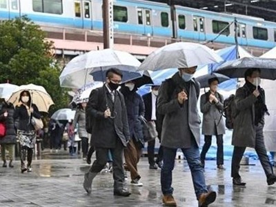 Người dân đeo khẩu trang phòng lây nhiễm COVID-19 tại Tokyo, Nhật Bản. (Ảnh: Kyodo/TTXVN)