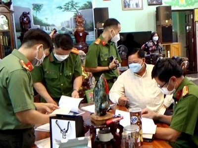 Lực lượng chức năng khám xét nơi ở của Nguyễn Bá Quận (áo sơ mi). (Nguồn: VTCNews).