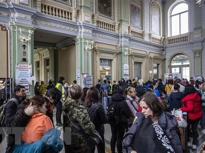Người dân Ukraine sơ tán tới Przemysl, Ba Lan ngày 7/4/2022. (Ảnh: PAP/TTXVN).