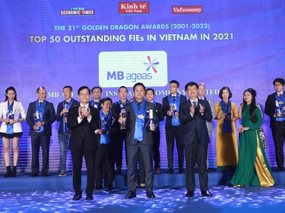 Đại diện MB Ageas Life - Ông Lê Phạm Duy - Phó Tổng giám đốc nhận giải thưởng.