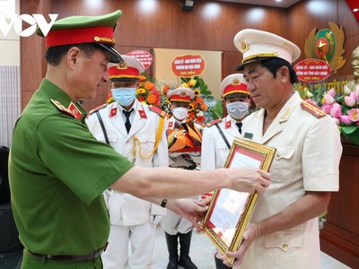 Thứ trưởng Bộ Công an Nguyễn Duy Ngọc trao quyết định bổ nhiệm Giám đốc Công an tỉnh Kiên Giang cho Đại tá Nguyễn Văn Hận.