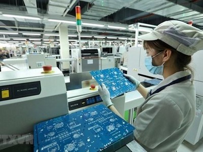 Dây chuyền sản xuất sản phẩm thiết bị đầu cuối. (Ảnh: Minh Quyết/TTXVN)