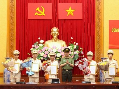 Bộ trưởng Tô Lâm trao các Quyết định của Bộ Chính trị cho các đồng chí được chỉ định tham gia Đảng ủy, Ban Thường vụ Đảng ủy Công an Trung ương nhiệm kỳ 2020-2025. (Nguồn: cand.com.vn)