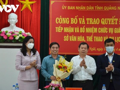 Ông Nguyễn Tiến Dũng (thứ hai từ trái sang) - tân Giám đốc Sở Văn hóa, Thể thao và Du lịch tỉnh Quảng Ngãi.