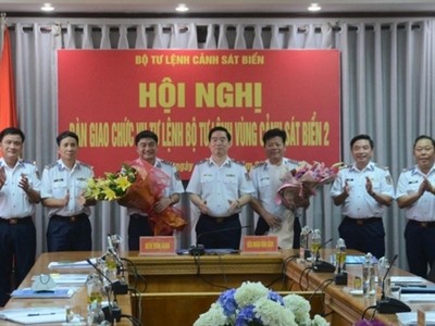 Thiếu tướng Bùi Quốc Oai chúc mừng Đại tá Trần Quang Tuấn và Thượng tá Trần Xuân Lương. Ảnh QĐND.