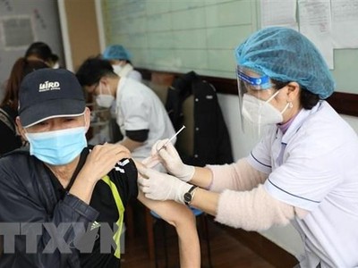 Nhân viên y tế tiêm vaccine phòng COVID-19 cho người dân phường Lê Đại Hành, quận Hai Bà Trưng, Hà Nội. (Ảnh: Minh Quyết/TTXVN).