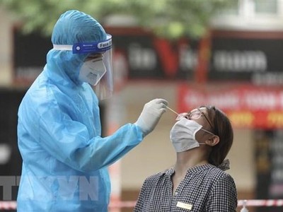 Nhân viên y tế lấy mẫu xét nghiệm COVID-19. Ảnh minh họa. (Ảnh: Minh Quyết/TTXVN).