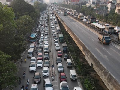 Đơn vị thi công sẽ rào chắn sát dải phân cách giữa hướng Mai Dịch đi Pháp Vân rộng 2m để thi công lắp đặt tuyến cáp quang, đoạn từ Bến xe Mỹ Đình đến Bến xe Nước Ngầm.