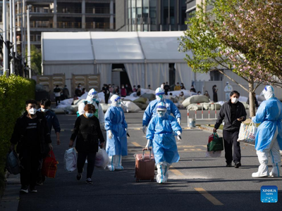 Những người hồi phục sau khi mắc Covid-19 được ra viện ở Thượng Hải ngày 9/4. Ảnh: Tân Hoa xã.