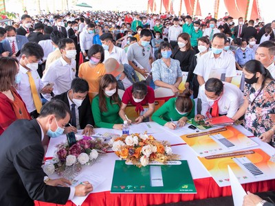 Đông đảo khách hàng mua một dự án đất nền do Hệ thống 5F phát triển tại Bình Dương.