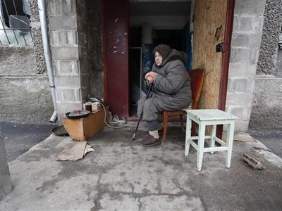 Người dân tại Mariupol, Ukraine, ngày 14/4/2022. (Ảnh: THX/TTXVN).