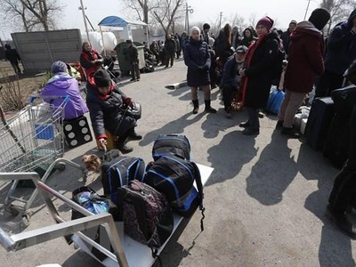 Người dân Ukraine sơ tán khỏi thành phố Mariupol. (Ảnh: THX/TTXVN).