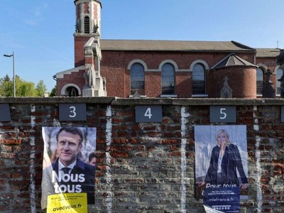 Hình ảnh ông Macron và bà Le Pen trên đường phố Pháp (Ảnh: Le Monde)