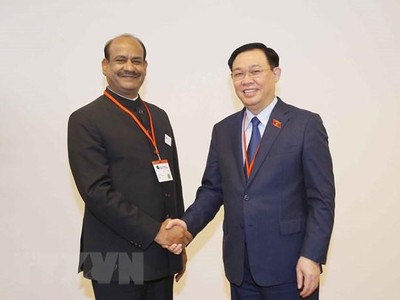 Chủ tịch Quốc hội Vương Đình Huệ hội kiến Chủ tịch Hạ viện Ấn Độ Om Birla nhân chuyến thăm Ấn Độ. (Ảnh: Doãn Tấn/TTXVN)