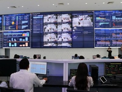 Vận hành Trung tâm Giám sát, điều hành thông minh tỉnh Bình Dương. (Ảnh: Chí Tưởng/TTXVN).