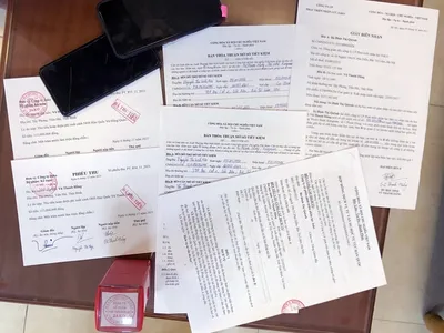 Tài liệu cơ quan điều tra thu giữ (Ảnh: Công an Hà Nội).