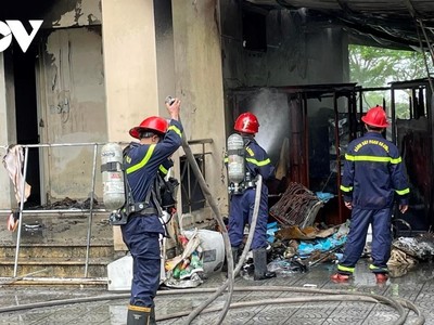 Lực lượng phòng cháy chữa cháy tiến hành dập lửa.