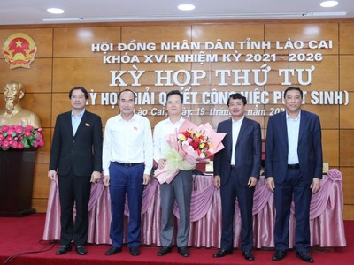 Ông Nguyễn Thành Sinh (ảnh giữa) nhận hoa chúc mừng. (ảnh: Cao Cường)