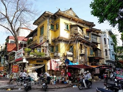 Một biệt thự trên địa bàn Hà Nội đang bị biến dạng do sự cải tạo, cơi nới của người dân. (Ảnh: PV/Vietnam+).