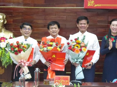 Bà Bùi Thị Quỳnh Vân, Bí thư Tỉnh uỷ, Chủ tịch HĐND tỉnh Quảng Ngãi trao Quyết định và tặng hoa chúc mừng các cá nhân nhận nhiệm vụ mới.