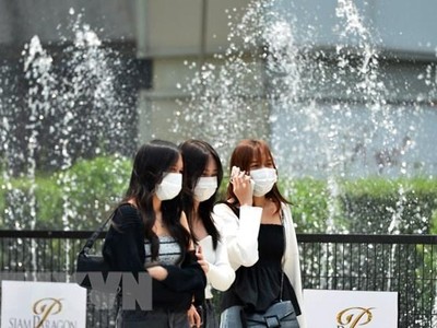 Người dân đeo khẩu trang phòng dịch COVID-19 tại Bangkok, Thái Lan, ngày 11/4/2022. (Ảnh: THX/TTXVN)