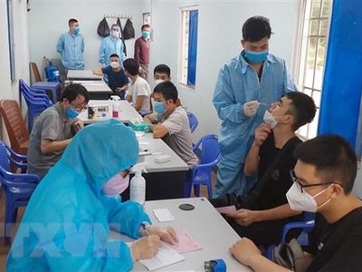 Mọi người ra vào khu vực làm thủ tục xuất nhập khẩu, xuất nhập cảnh tại cửa khẩu quốc tế Móng Cái. (Ảnh: Văn Đức/TTXVN).