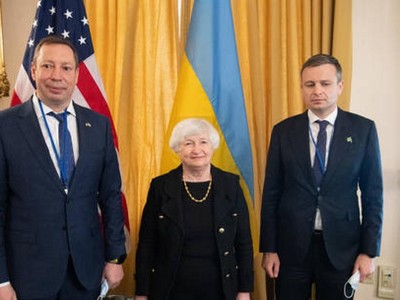 Bộ trưởng Tài chính Mỹ Janet Yellen (giữa) cùng Bộ trưởng Tài chính Ukraine Sergey Marchenko (phải) và Thống đốc Ngân hàng trung ương Ukraine Kyrylo Shevchenko ngày 21/4/2022 tại Washington DC. Ảnh: AFP