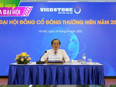 Ông Hồ Xuân Năng, Chủ tịch HĐQT Vicostone trả lời các câu hỏi của cổ đông.